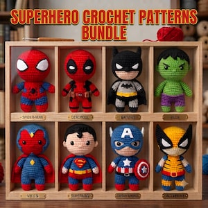 Op de afbeelding: Een houten displayplank met acht gehaakte superheldenpoppen met de labels Spider-Man, Deadpool, Batman, Hulk, Vision, Superman, Captain America en Wolverine. De tekst SUPERHERO CROCHET PATTERNS BUNDLE staat bovenaan de afbeelding.