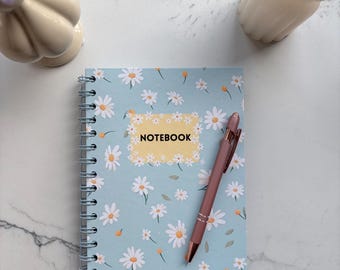Notitieboek A5 blauw met madeliefjes | Handgemaakt hardcover notitieboek met ringband | Cadeau voor vriendin, moeder of oma
