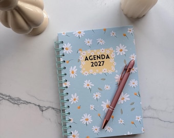 Weekagenda 2027 A5 lichtblauw met maankalender en madeliefjes | Handgemaakt hardcover met spiraalbinding | Cadeau voor haar