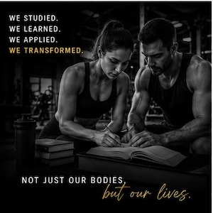 Pode incluir: Uma imagem a preto e branco com duas pessoas em roupa desportiva a estudar um livro juntas. O texto diz: WE STUDIED. WE LEARNED. WE APPLIED. WE TRANSFORMED. NOT JUST OUR BODIES, but our lives. Um shaker preto está por perto.