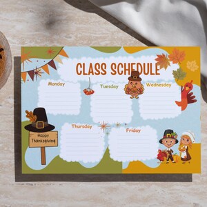Könnte beinhalten: Ein rechteckiger Stundenplan mit Thanksgiving-Motiven wie Herbstblättern, einem Truthahn und Pilgern. Das Dokument enthält Überschriften von Montag bis Freitag mit linierten Feldern zum Schreiben sowie den Text "CLASS SCHEDULE" und "Happy Thanksgiving".