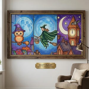 Könnte beinhalten: Ein gerahmtes Triptychon-Wandbild mit dem Titel NIGHT FLIGHT FAMILY COLORING PANORAMA. Das Kunstwerk besteht aus drei Paneelen: einer Eule mit violettem Hut auf einem Besen, einer Hexe im grünen Umhang auf einem Besen und einem Uhrturm mit einer Fledermaus.