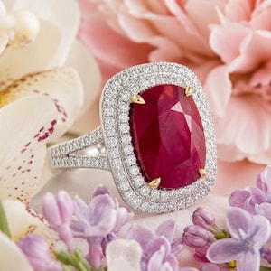 Naturlig rubin- och diamantkuddslipad ring i 14 karat vitt guld, 6,50 ct (IGL-certifierad)