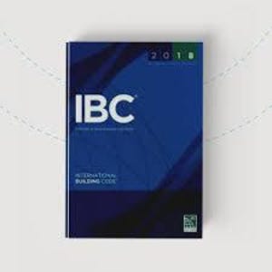 Könnte beinhalten: Ein 2018 International Building Code Buch mit dunkelblauem Einband. Auf der Vorderseite befindet sich der große weiße Text IBC, die Worte International Building Code und ein kleines grünes Quadrat oben rechts mit der Jahreszahl 2018.