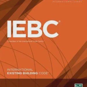 Puede incluir: La portada del libro 2018 International Existing Building Code presenta un fondo naranja intenso con líneas diagonales de color marrón oscuro y un gráfico de un globo terráqueo. El texto IEBC está en letras blancas grandes, con el título debajo.