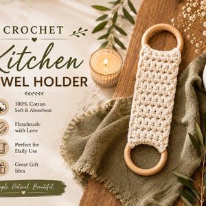 Peut inclure: Un porte-serviette de cuisine en crochet couleur crème composé de deux anneaux en bois circulaires et lisses reliés par un panneau rectangulaire en coton tissé texturé. Le texte CROCHET KITCHEN TOWEL HOLDER est visible avec des icônes.
