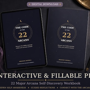 Puede incluir: Una tableta digital y un libro de ejercicios titulado The Code of the 22 Arcana, con una cubierta azul oscuro, texto dorado, una luna creciente y motivos estelares. Es una guía interactiva de autodescubrimiento de Shannen Mystica.
