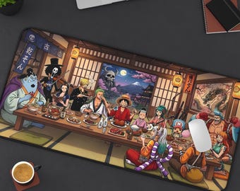 Puede incluir: Una alfombrilla de escritorio rectangular con una colorida ilustración de anime de un grupo de personajes cenando juntos en una habitación tradicional con tatamis, biombos de papel y linternas, con vista a una montaña y luna.