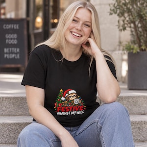 Festliches „Gegen meinen Willen“-T-Shirt – Lustiges Weihnachts-T-Shirt mit mürrischem Faultier für Damen und Herren