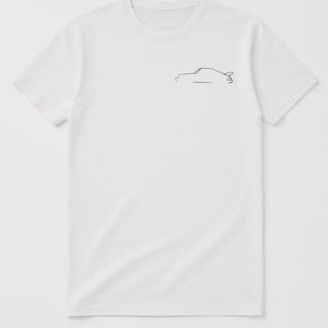 Könnte beinhalten: Ein weißes kurzärmeliges T-Shirt mit einer minimalistischen schwarzen Strichzeichnung der Silhouette eines Sportwagens im oberen linken Brustbereich. Das Kleidungsstück verfügt über einen klassischen Rundhalsausschnitt und ein schlichtes Design.