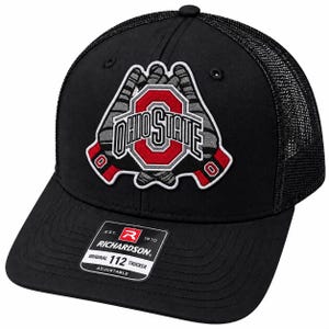Könnte beinhalten: Eine schwarze Trucker-Cap mit Netzrückseite und strukturiertem Vorderteil. Auf der Vorderseite befindet sich ein gesticktes Ohio State-Logo mit roten, weißen und grauen Akzenten. Ein rechteckiger Aufkleber auf dem Schirm zeigt Richardson Original 112 Trucker Adjustable.
