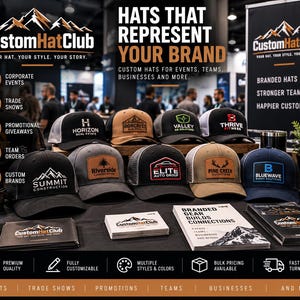 Peut inclure: Un présentoir de casquettes de type trucker avec des logos de marques personnalisés sur des écussons, disposées sur une table avec du matériel promotionnel. Les casquettes incluent des modèles noirs, gris, beige et bleus avec des filets.