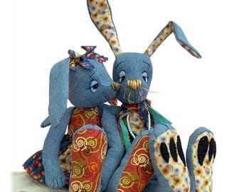 Naaipatroon voor een gerafelde knuffelkonijn (PDF). Gemaakt van gerecyclede denim.