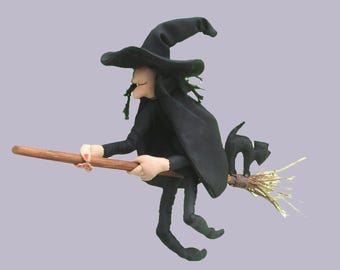 Naaipatroon voor een stoffen heksenpop met bezemsteel en kat. Gedrukt patroon.
