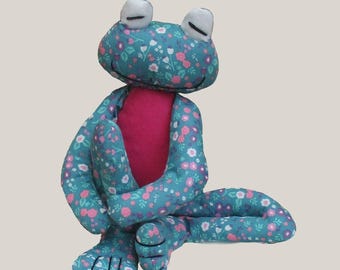 Naaipatroon voor een Fritz kikker knuffel van pcbangles. Gedrukt patroon.