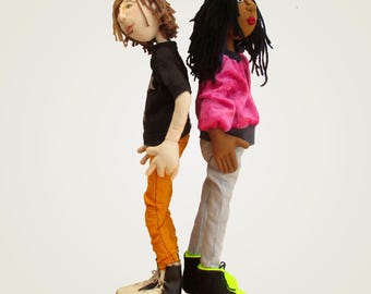 Naaipatroon voor een stoffen pop van Jesse en Lucille. Pop van bedrukte stof.
