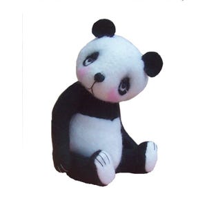 Peut inclure: Une petite figurine de panda fabriquée à la main en laine feutrée. Le panda a un visage blanc avec des taches noires autour des yeux, des oreilles noires et des joues roses. Son corps est noir avec un ventre blanc et des pattes blanches cousues.