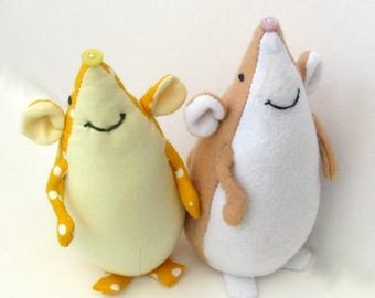 Naaipatroon voor een knuffelmuisje genaamd Brie. Patroon voor een muisje van bedrukte stof.