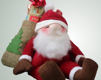 Naaipatroon voor een stoffen kerstmanpop. Zachte kerstpop.