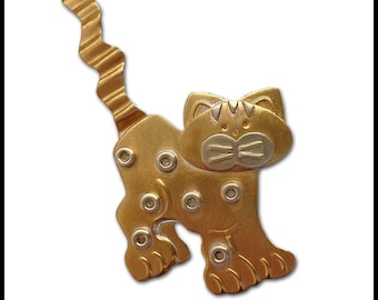 Kitty Pin / Cute Kitty-sieraden / Kattenspeld / Gouden kattensieraden / Kitty met vlekken / Kitty Curvy Tail / S319