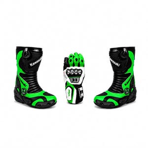 Puede incluir: Un par de botas de moto negras y verde lima con el logotipo de Kawasaki y un guante de moto a juego con paneles blancos, negros y verde lima, protección en los nudillos y la marca Kawasaki y Ninja.
