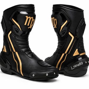Puede incluir: Un par de botas de motocicleta negras con detalles dorados y un símbolo del zodiaco Virgo dorado en la espinillera. Las botas presentan un diseño estructurado con paneles protectores, un deslizador de puntera con remaches y el texto j_nina89 en el talón.
