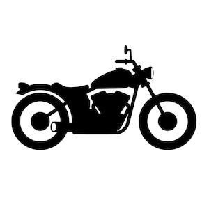 Peut inclure: Une silhouette noire unie de moto vue de profil. Le design présente un réservoir de carburant proéminent, une selle basse, un bloc moteur visible, un phare rond, un guidon avec rétroviseurs et deux grandes roues circulaires.