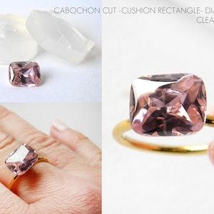 Op de afbeelding: Een transparante siliconen mal voor het maken van kussen-rechthoekige diamant geslepen cabochons. De mal wordt getoond met een roze edelsteen gezet in een gouden ring.