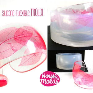 Puede incluir: Molde flexible de silicona transparente para hacer joyas de resina. El molde se muestra con un brazalete de resina terminado con inclusiones de hojas rosas. El molde también se muestra vacío. El texto "House of Molds" es visible en la imagen.