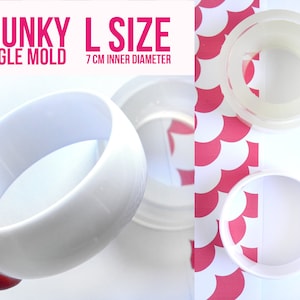 Op de afbeelding: Witte plastic armbandvorm met een binnendiameter van 7 cm. De vorm wordt in een hand en op een wit oppervlak met een roze en wit patroon getoond.