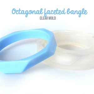 Peut inclure: Un moule en silicone transparent pour la fabrication de bracelets octogonaux facetés. Le moule est présenté avec un bracelet bleu clair réalisé avec le moule. Le texte "Octagonal faceted bangle CLEAR MOLD" est visible sur l'image.