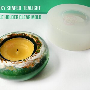 Könnte beinhalten: Ein Teelichthalter in ovaler Form mit grünem und goldenem Design. Daneben befindet sich eine transparente Form. Der Text auf dem Bild lautet: CHUNKY SHAPED TEALIGHT, CANDLE HOLDER CLEAR MOLD.