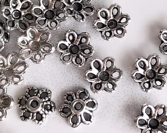 6 mm silberfarbene Perlenkappen x 50 Blumen Daisy floral filigrane Schmuckzubehör, Lot von 50 Stück