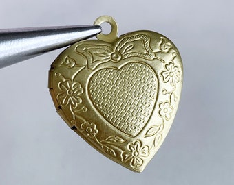 Engraved Brass Heart Locket: Vintage Floral Keepsake (2 pcs)