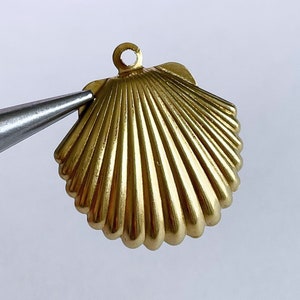 brass shell charm brass seashell pendant beachy jewelry supply summer tropical boho jewelry finding, x 6 pcs