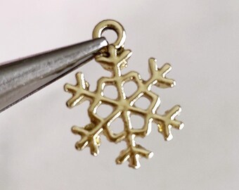 Goldfarbene Schneeflocke Charms: Weihnachts Schmuckzubehör (4 Stück)