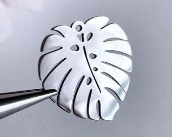 Charm de hoja de monstera de acero inoxidable: colgante de plata hipoalergénico (2 piezas)