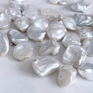 keishi pearls creamy white cornflake pearl beads top drilled (4 pcs)