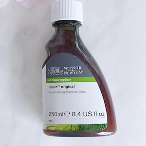 Könnte beinhalten: Eine Flasche Winsor & Newton Liquin Original Ölfarbenmedium. Die braune Flasche hat einen weißen Deckel und ein Etikett mit der Aufschrift "Liquin original". Sie enthält 250 ml des Mediums, das das Trocknen beschleunigt und den Glanz verbessert.