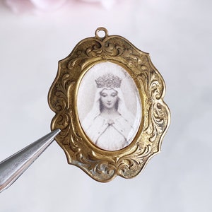 Pendentif vierge marie vintage portrait religieux pendentif laiton cadre bijoux fait main assemblage carte de prière image unique en son genre ooak image 1