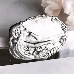 Vintage Jugendstil Brosche: Silberne Dame mit Blüten