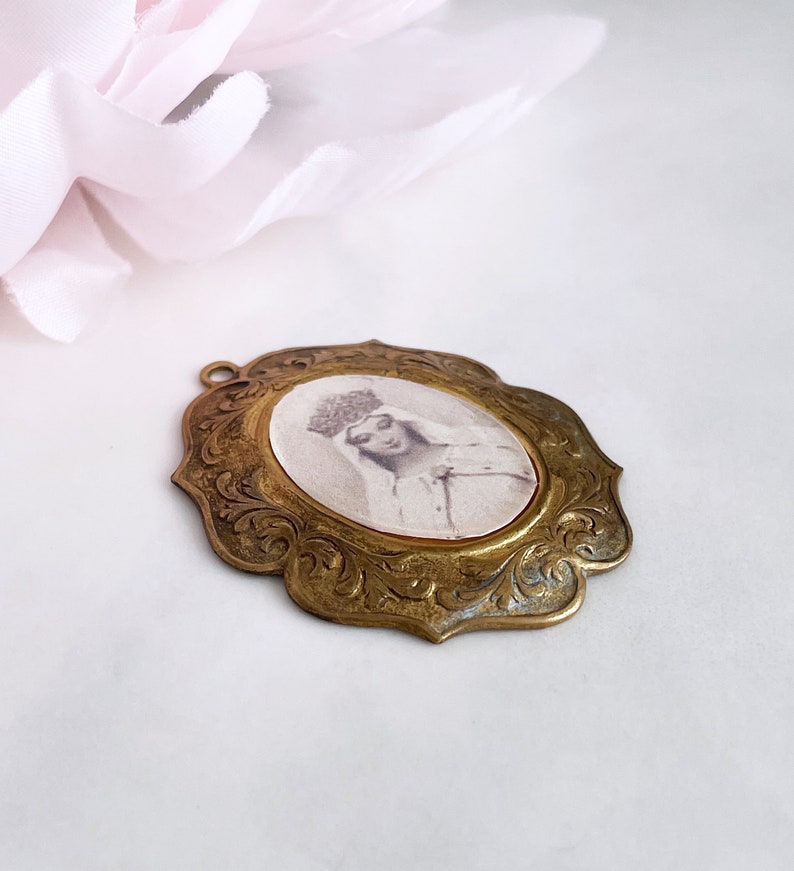 Pendentif vierge marie vintage portrait religieux pendentif laiton cadre bijoux fait main assemblage carte de prière image unique en son genre ooak image 3