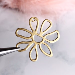 Dije de flor de latón pequeño, colgante de flor, accesorio de joyería de margarita floral de latón, suministro de aretes de estilo vintage, x 6 piezas