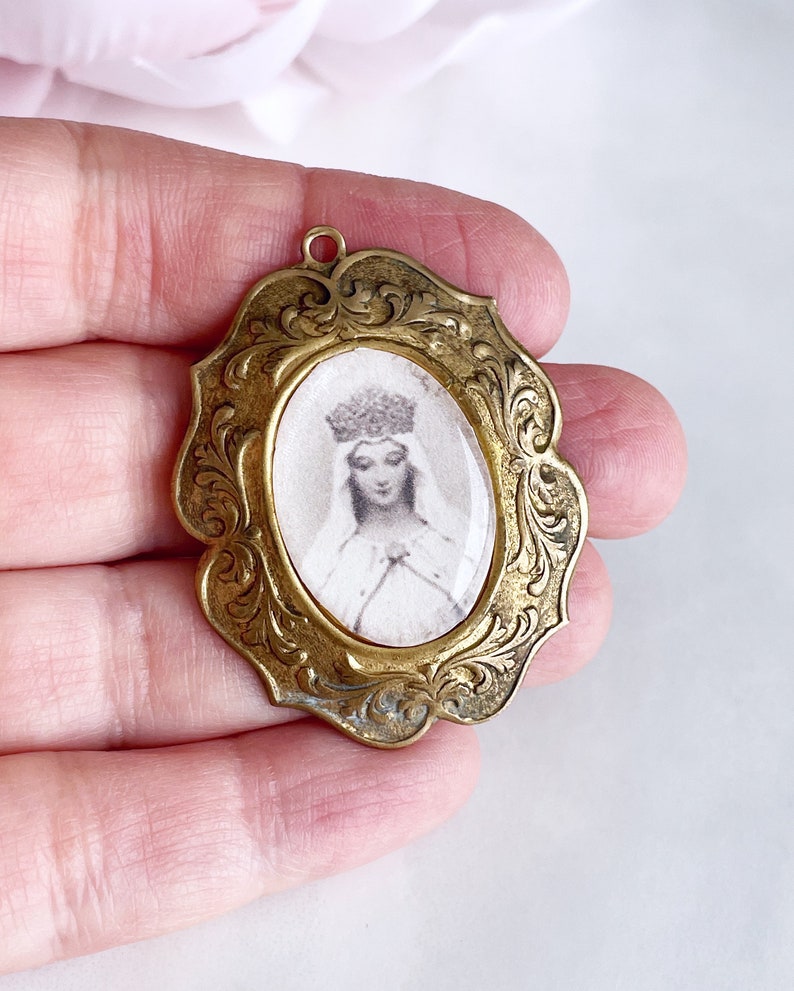 Pendentif vierge marie vintage portrait religieux pendentif laiton cadre bijoux fait main assemblage carte de prière image unique en son genre ooak image 2