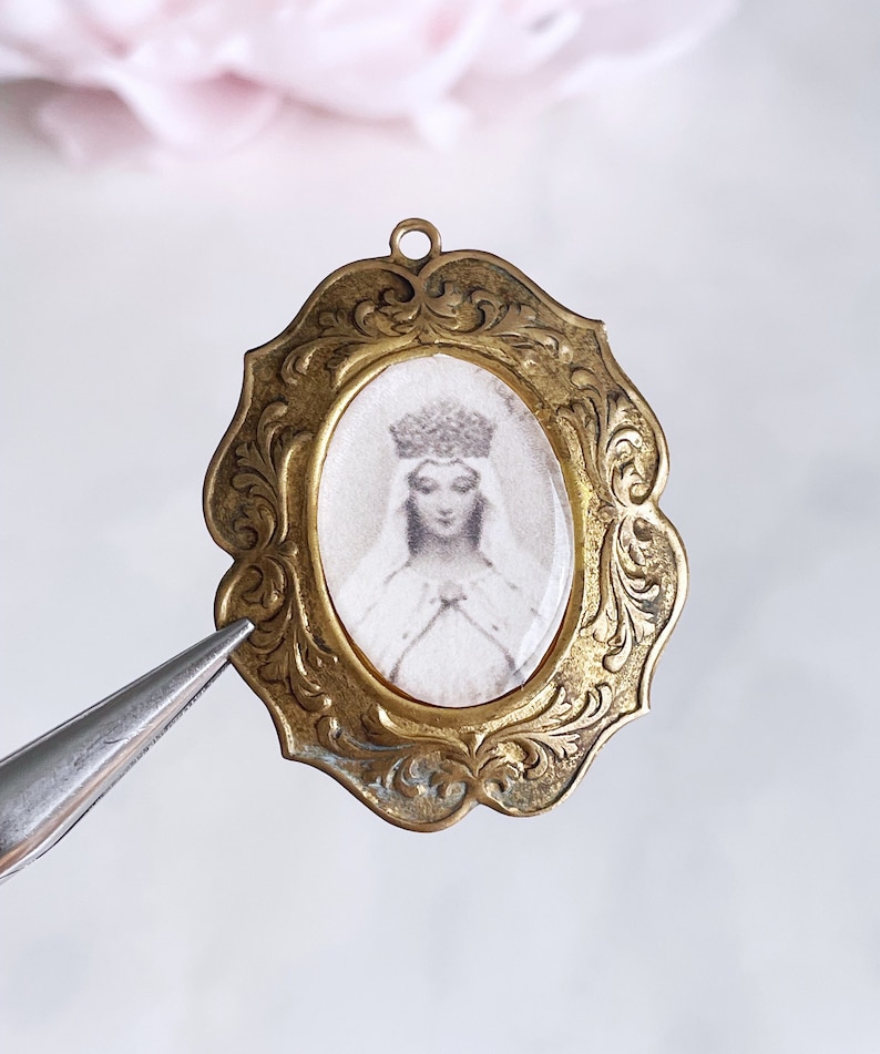 Pendentif vierge marie vintage portrait religieux pendentif laiton cadre bijoux fait main assemblage carte de prière image unique en son genre ooak image 1