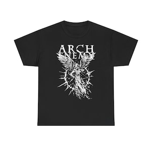 Puede incluir: Una camiseta negra de manga corta con un estampado gráfico blanco en el pecho. El diseño muestra el texto ARCH ENEMY sobre una ilustración estilizada de una figura alada sosteniendo un arco, rodeada por un patrón circular de estallido.