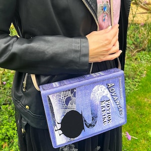 Sac à main KleverCase style livre à bandoulière avec couverture de livre avancée pour la fabrication de potions