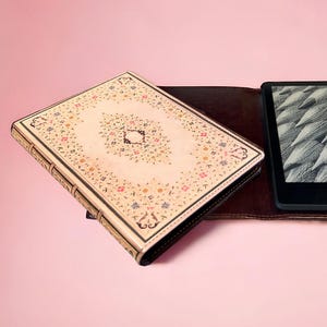 KleverCase Vintage Flowers Classic Book Look eReader Cover for Kindle Colorsoft, Paperwhite, Kobo, Storytel and more.