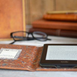 KleverCase Universal Kindle and eReader or Tablet Case with Classic Antique Book Covers imagen 3