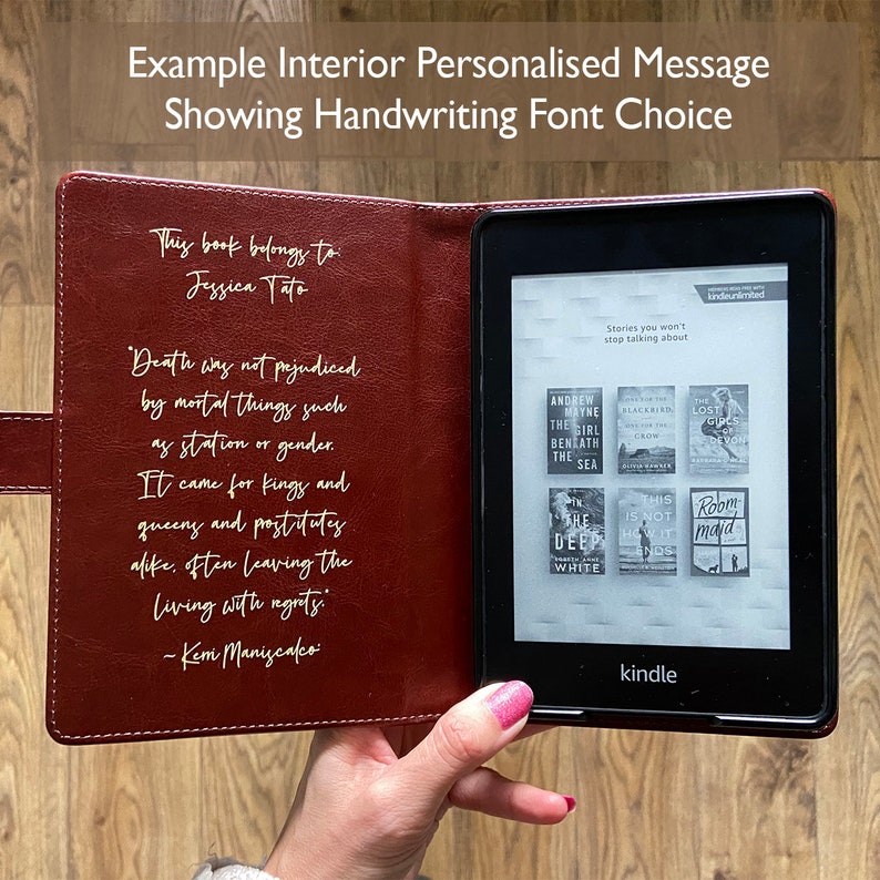 Étui personnalisé pour Kindle Oasis en similicuir. Ajoutez des lettres dorées personnalisées à l'extérieur et à l'intérieur. image 5